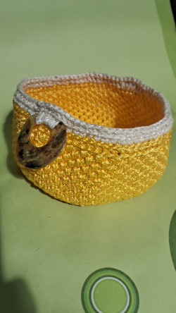 Panier crochet jaune bord...